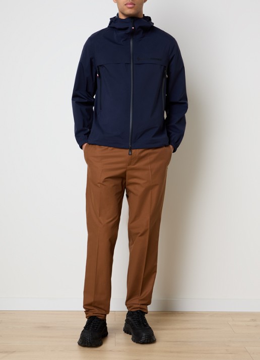 Moncler Shipton Gore-Tex windjack met logoborduring en ritszakken - voorkant 3 donkerblauw