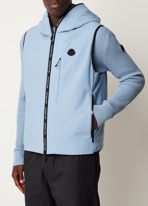 Moncler Softshell bodywarmer met donsvulling en capuchon - detail lichtblauw
