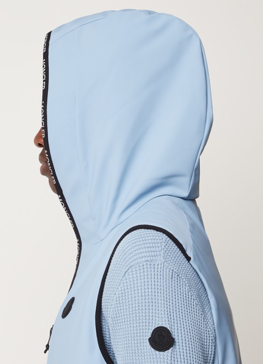 Moncler Softshell bodywarmer met donsvulling en capuchon - detail 2 lichtblauw