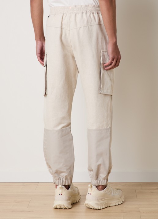 Moncler Sportivo tapered fit cargobroek in linnenblend met klepzakken - achterkant beige