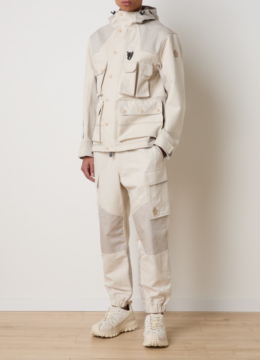 Moncler Sportivo tapered fit cargobroek in linnenblend met klepzakken - voorkant 3 beige