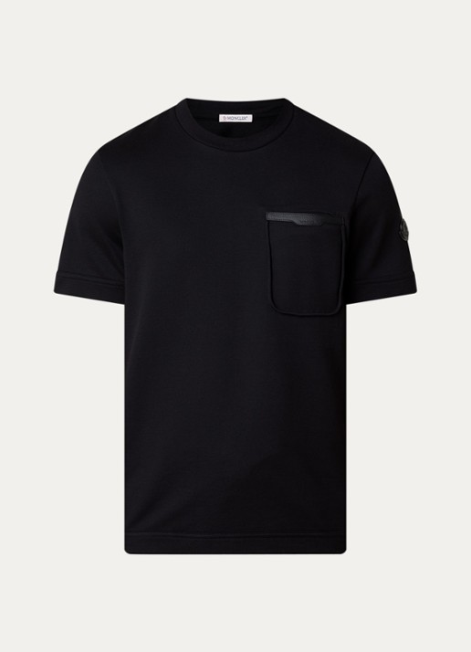 Moncler T-shirt met logo en borstzak - voorkant 2 zwart