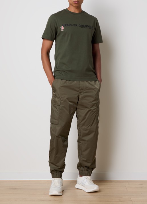 Moncler T-shirt met logoprint - voorkant 2 legergroen