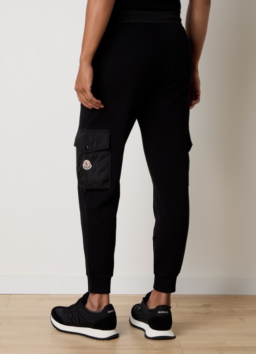 Moncler Tapered fit joggingbroek met klepzakken en logo - achterkant zwart