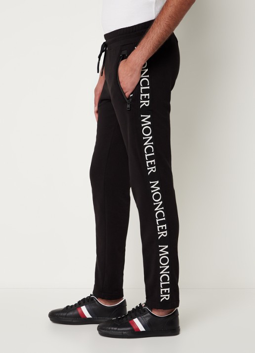Moncler Tapered fit trackpants met logoborduring en ritszakken - detail 3 zwart