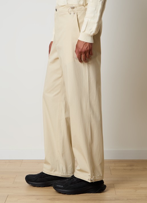 Moncler Wide fit chino met logoborduring en steekzakken - detail 4 beige