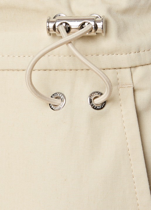 Moncler Wide fit chino met logoborduring en steekzakken - detail 5 beige