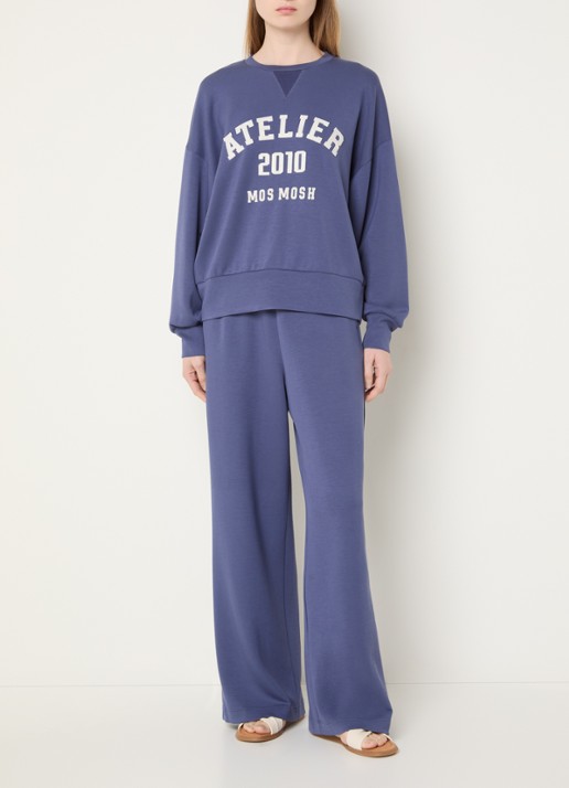 Mos Mosh MMNina sweater met flock logoprint - voorkant 3 staalblauw