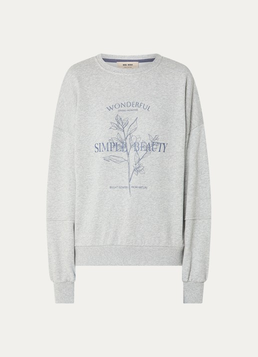 Mos Mosh MMRafia sweater met logoprint - voorkant lichtgrijs