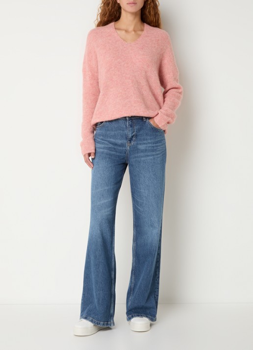 Mos Mosh MMThora fijngebreide pullover in alpaca wolblend met V-hals - voorkant 2 rosette / roze