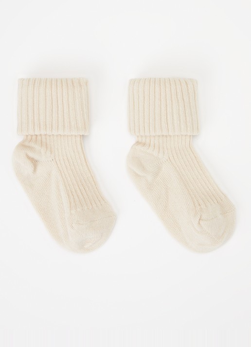 mp Denmark Ribgebreide babysokken - voorkant beige
