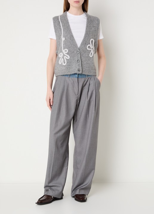 MUNTHE Grofgebreid gilet met borduring - voorkant 2 grijs