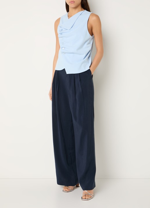 My Essential Wardrobe Hace gilet met asymmetrische hals en plooidetail - voorkant 2 lichtblauw