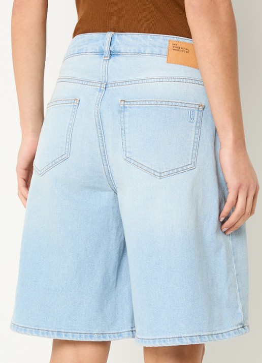 My Essential Wardrobe Zita high waist wide fit korte broek van denim met steekzakken  - achterkant lichtblauw