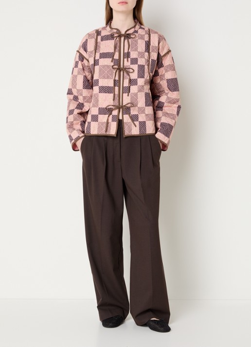 Neo Noir Calah gewatteerd jack met quilt patroon en print - voorkant 3 lichtroze
