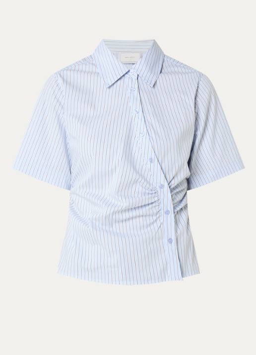 Neo Noir Hazel Stripe asymmetrische blouse met streepprint - voorkant lichtblauw