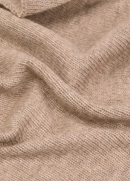 Neo Noir Misty sjaal in kasjmierblend 135 x 25 cm - detail donkerbeige