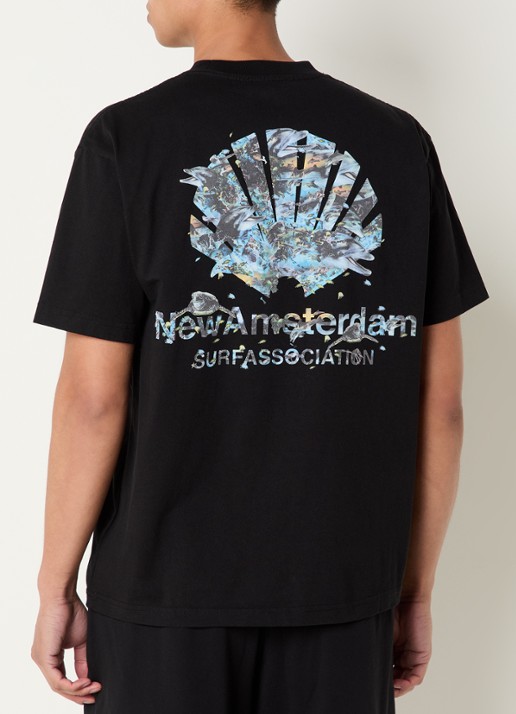 New Amsterdam Surf Association Dolphin T-shirt met logo- en backprint - detail zwart