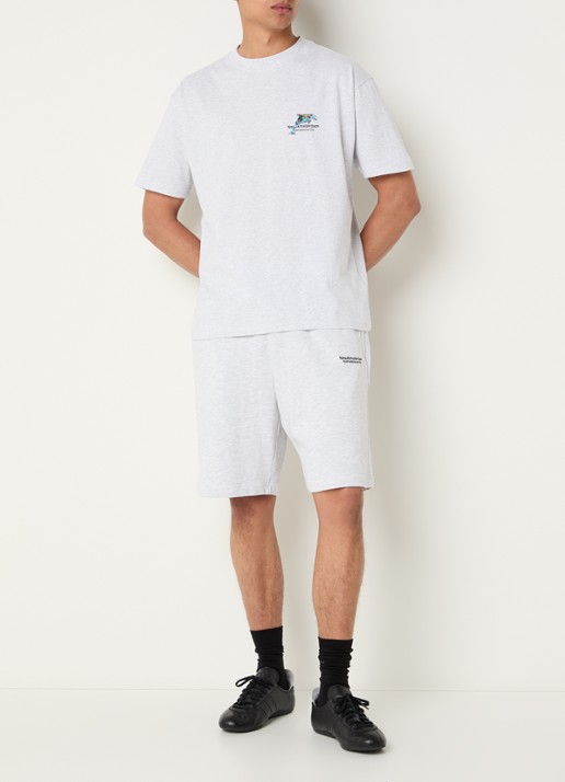 New Amsterdam Surf Association Dolphin T-shirt met logo- en backprint - voorkant 3 lichtgrijs