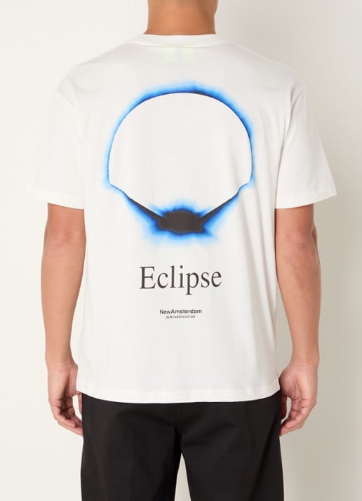 New Amsterdam Surf Association Eclipse T-shirt met logo- en backprint - detail gebroken wit