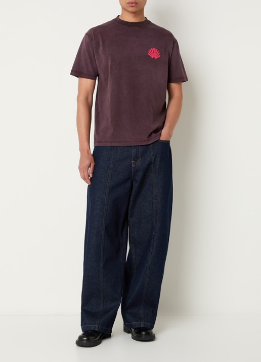New Amsterdam Surf Association T-shirt met logo- en backprint - voorkant 3 aubergine