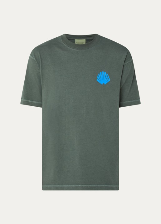 New Amsterdam Surf Association T-shirt met logo- en backprint - voorkant 3 olijfgroen