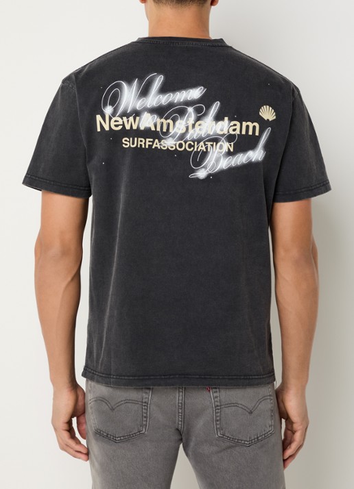 New Amsterdam Surf Association Welcome To Palmbeach T-shirt met logo- en backprint