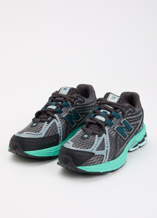 New Balance 1906 sneaker met mesh details - voorkant 4 zwart
