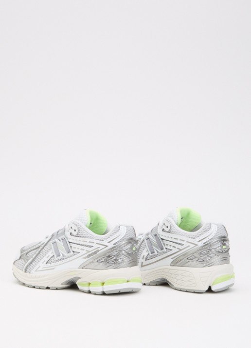 New Balance 1906 sneaker met mesh details - achterkant lichtgrijs