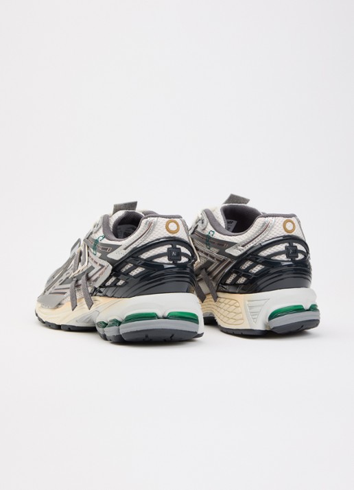 New Balance 1906A sneaker met metallic details  - achterkant zilver