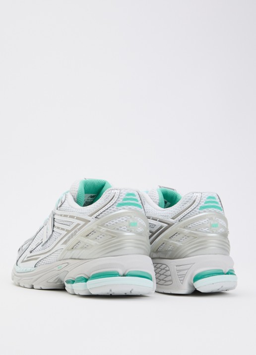 New Balance 1906R sneaker met logo en metallic details  - achterkant beige