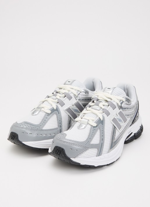 New Balance 1906R sneaker met mesh en metallic details - voorkant 4 grijs