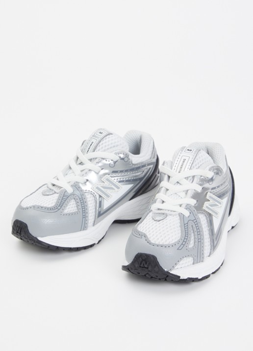 New Balance 1906R sneaker met mesh en metallic details - voorkant 4 grijs