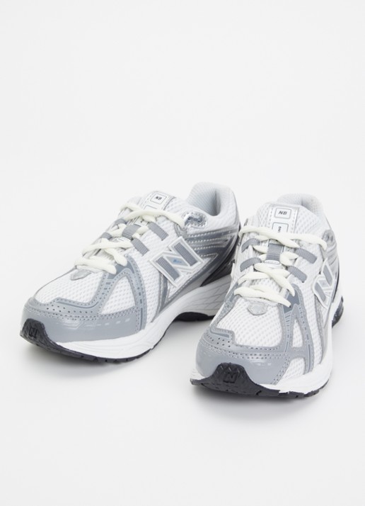 New Balance 1906R sneaker met mesh en metallic details - voorkant 2 grijs