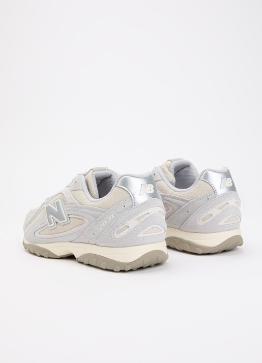 New Balance 204L sneaker met details van mesh - achterkant 5 lichtgrijs