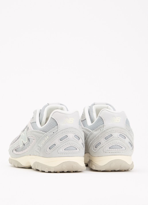New Balance 204L sneaker van mesh met details van suède - achterkant lichtgrijs