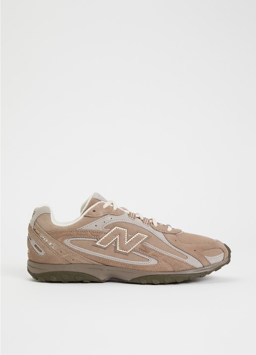 New Balance 204L sneaker van suède - voorkant beige