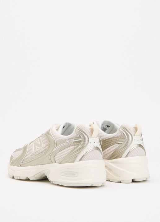 New Balance 530 sneaker van mesh met metallic details - achterkant 2 goud
