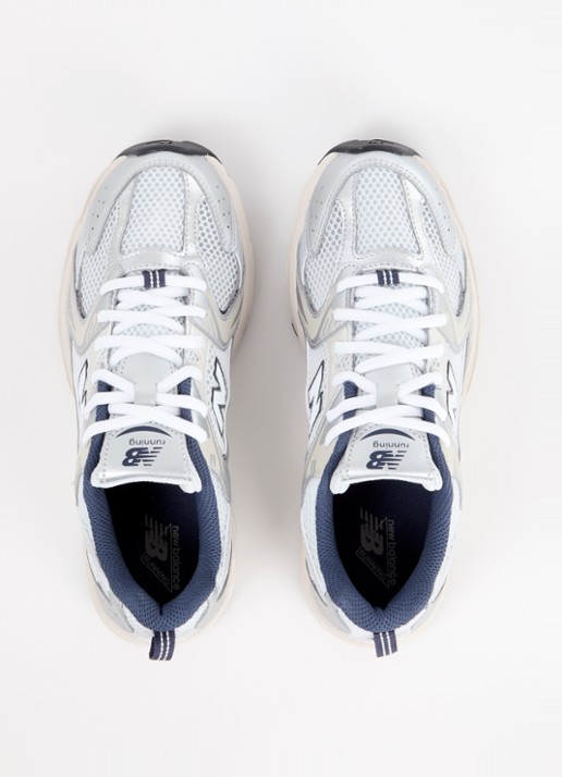 New Balance 530 sneaker van mesh met metallic finish - detail 5 lichtgrijs