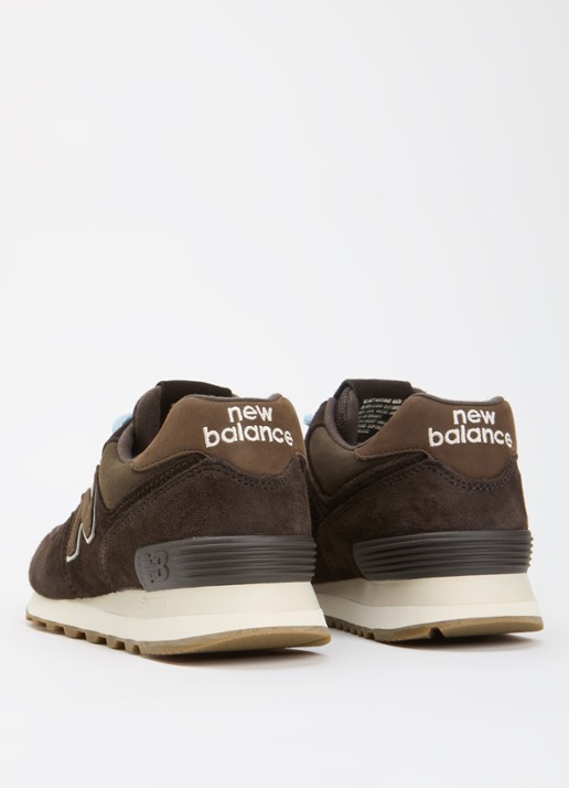 New Balance 574 sneaker van suède met logo - achterkant donkerbruin
