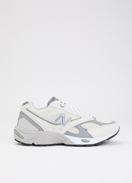 New Balance 880R sneaker met details van suède