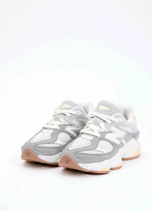 New Balance 9060 sneaker met mesh details - voorkant 3 gebroken wit