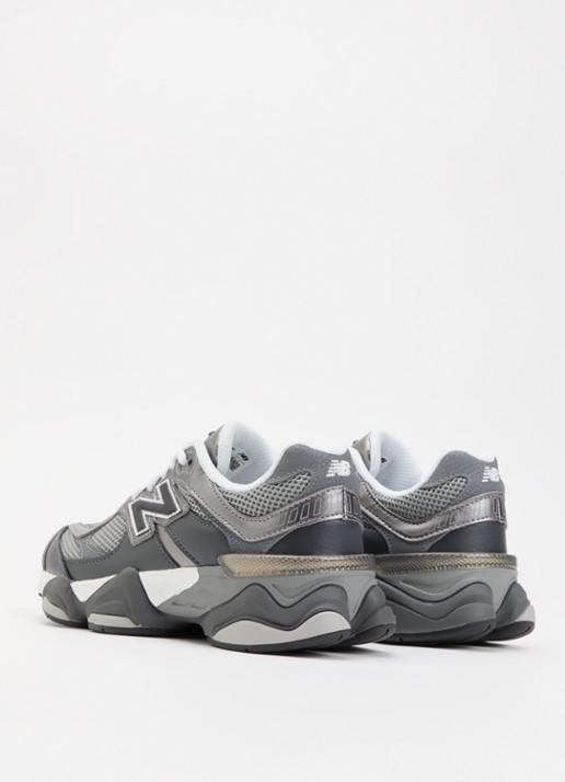 New Balance 9060 sneaker met mesh details - achterkant donkergrijs