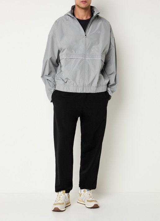 New Balance Elusive jack met logo - voorkant 3 lichtgrijs