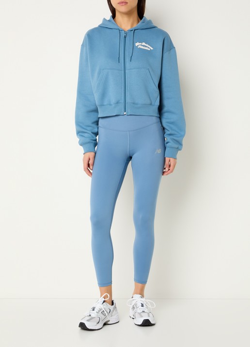 New Balance Heritage cropped sweatvest met logoprint - voorkant 5 blauwgrijs