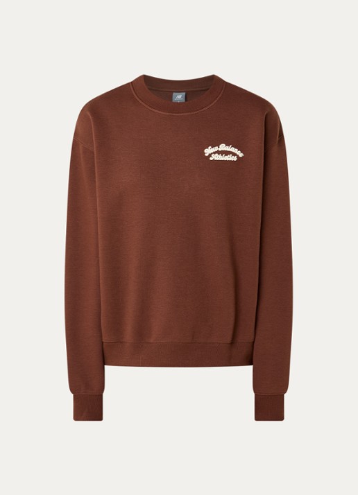 New Balance Heritage sweater met logo- en backprint - voorkant hazelnootbruin