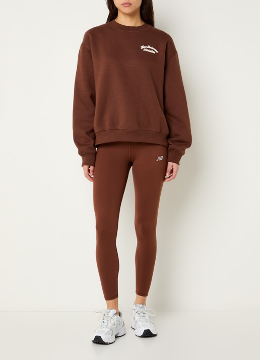 New Balance Heritage sweater met logo- en backprint - voorkant 2 hazelnootbruin