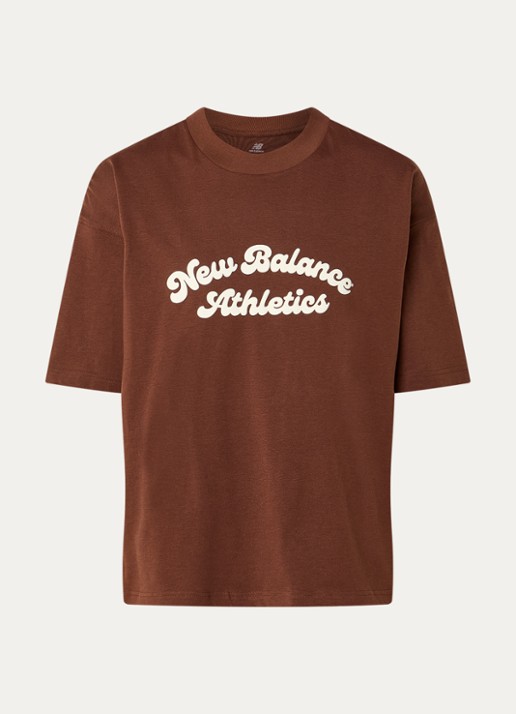 New Balance Heritage T-shirt met logoprint - voorkant hazelnootbruin