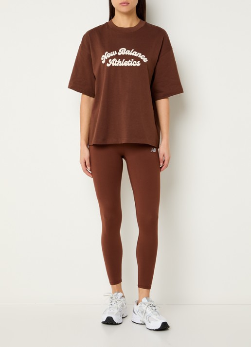 New Balance Heritage T-shirt met logoprint - voorkant 2 hazelnootbruin