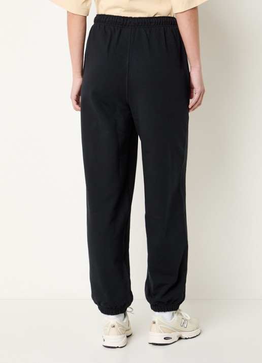 New Balance High waist tapered fit joggingbroek met steekzakken - achterkant zwart